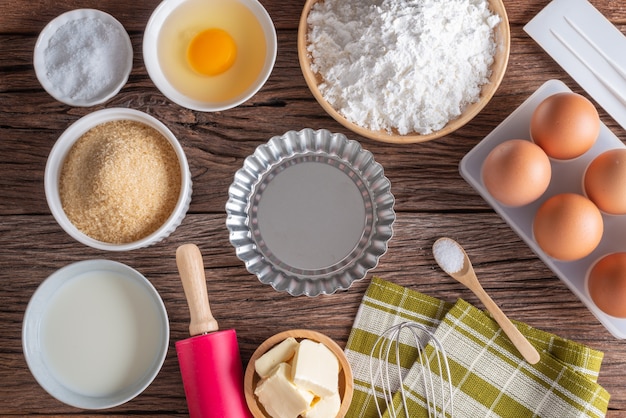 Bestandteile und Werkzeuge für das selbst gemachte Backen, Bäckerei kochend. Draufsicht und Textfreiraum