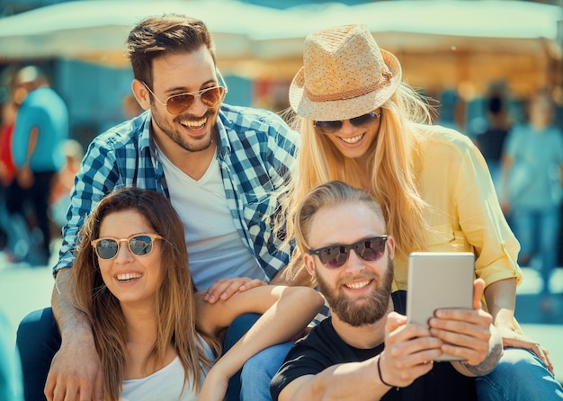 Beste Freunde, die Selfie in der Stadt machen