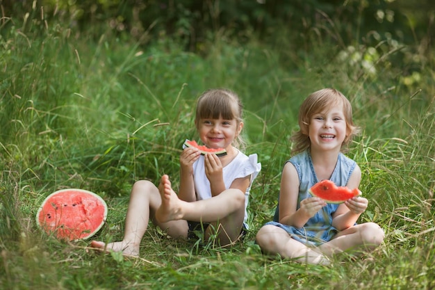 Beste Freunde, die Spaß haben und im Sommer Wassermelone essen