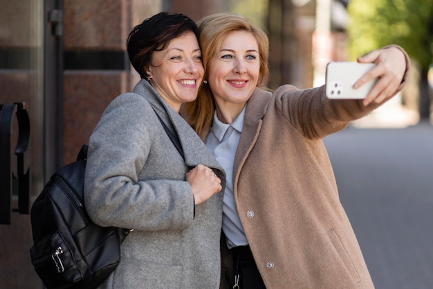 Foto beste freunde mittleren alters, die zeit miteinander in der stadt verbringen