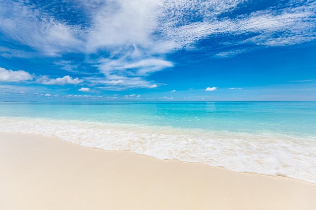 Beste tropische Strandlandschaft. Fantastische Sommerküste, Urlaubsziel, sonniges Ufer mit weißem Sand