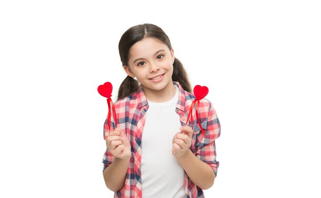 Beste Valentinstag kleine Mädchen halten rote dekorative Herzen Herzsymbol der Liebe Glückliches Mädchen mit Valentinsgrußgeschenk Valentinsgrußkonzepthochzeitsdekorgeschäft Herz in der Hand Süßes Kind Mädchen mit roten Herzen