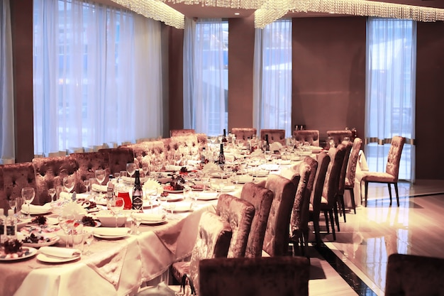 Besteck auf dem Tisch im Restauranttisch, Messer, Gabel, Löffel, Interieur