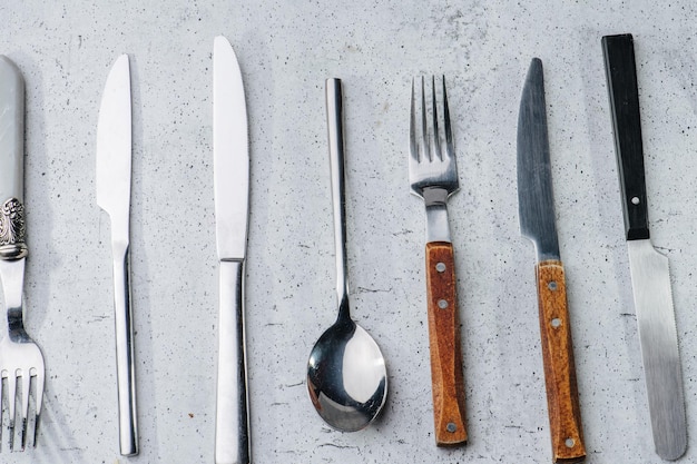 Besteck auf einer Tischfläche Messer Gabeln und Löffel aus Edelstahl