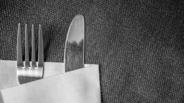 Besteckgabel und Messer in einer weißen Serviette
