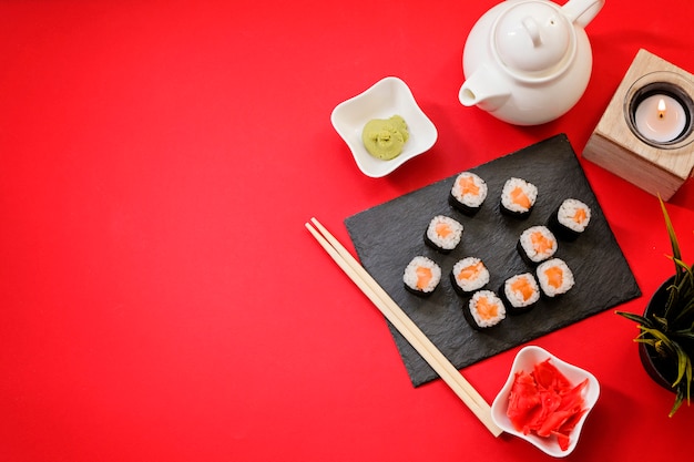 Bestellen Sie die Lieferung japanischer Sushi-Rollen, während Sie in Quarantäne zu Hause bleiben.