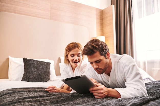 Bestellung des Online-Service junger Mann mit Tablet im Hotel