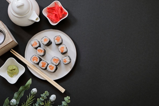 Bestellung Lieferung japanisches Essen Sushi-Rollen