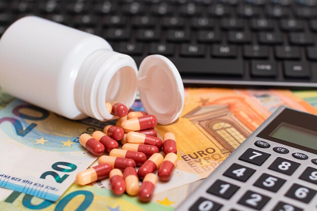 Bestellung von Arzneimitteln, Pillen und Kapseln auf den Euro-Banknoten