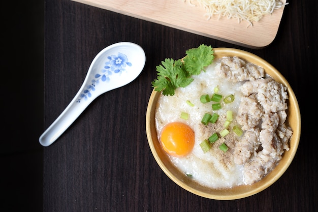 Bestes des thailändischen Frühstückreisbreis mit Schweinefleischfleischklöschen und -ei