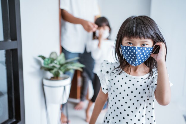 Foto besuch einer muslimischen familie während der eid mubarak-feier und tragen einer maske zum schutz vor dem koronavirus