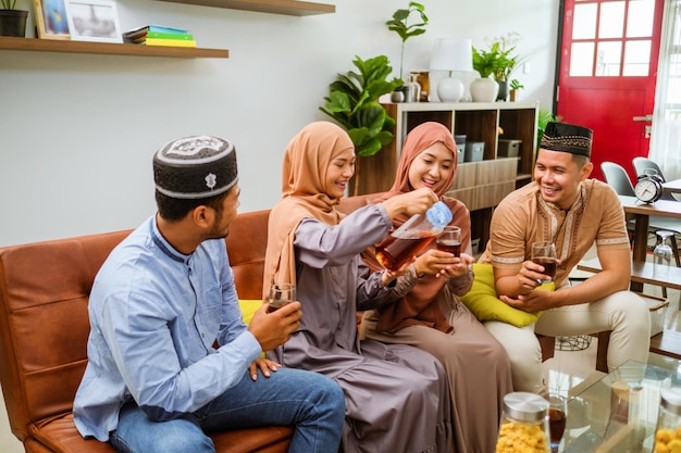 Besuch von Freunden und Familie während des islamischen Tages Eid Mubarak