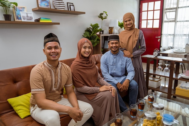 Besuch von freunden und familie während des islamischen tages eid mubarak