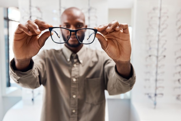 Besuchen Sie uns für ein Augenöffner-Erlebnis. Aufnahme einer jungen Frau, die in einem Augenoptiker eine neue Brille kauft