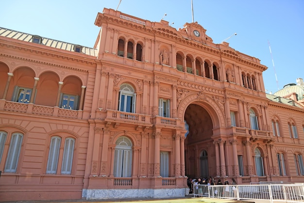 Besucher warten auf den Besuch der Casa Rosada oder des Rosa Hauses in Buenos Aires Argentinien