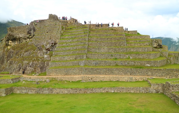 Besuchergruppe erkundet die erstaunlichen Ruinen der Inka-Zitadelle von Machu Picchu in der Region Cusco in Peru