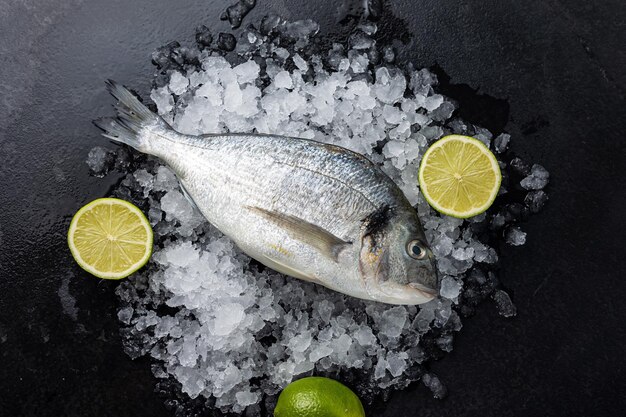 besugo enfriado en una pescadería