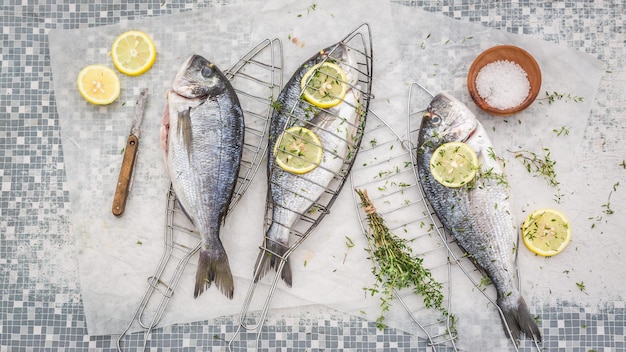 Besugo entero recién pescado con tomillo y sal