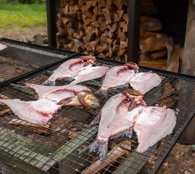 Besugo preparado para fumar en una parrilla