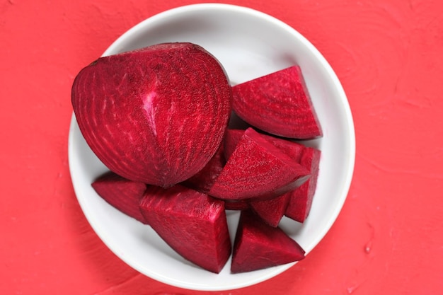 Beta vulgaris. in Scheiben geschnittene Rote Beete auf einem weißen Teller. goldene Rübe oder rote Rübe. rotes gemüse.