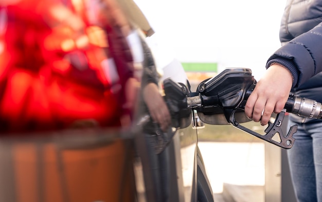 Betanken des Autos an einer Tankstelle Kraftstoffpumpe Autobetankung an einer Tankstelle Kraftstoffpumpe an der Tankstelle