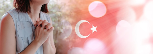 Bete für die Türkei mit Fahnenbanner Frau bete für die Türkei