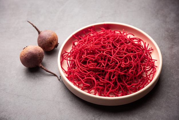 Beterraba com macarrão frito é uma receita de namkeen colorida e saudável da índia