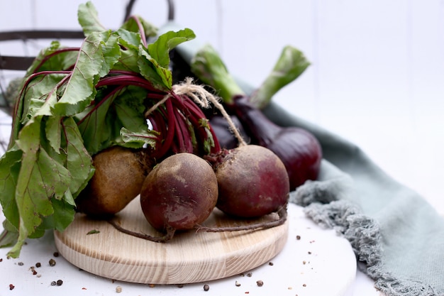 Beterraba e cebola vegetais em uma mesa de madeira