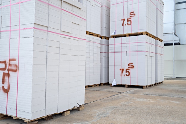 Betonblocksteine auf Holzpaletten im Lager gelegt.