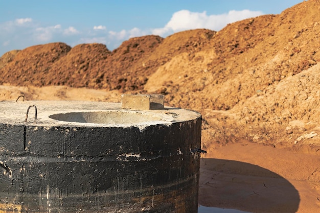 Betonbrunnen Kanalisation Notbrunnen Reparatur Klärgrube für Schmutzwasser Einbau von Betonringen Abwasserbrunnen im Wasser