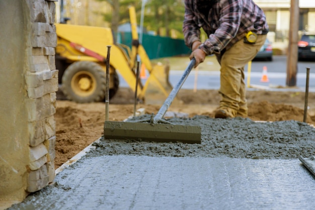 Betoneira, derramando cimento concreto para calçada de construção