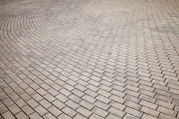 Betonfliesen auf dem Fußgängerweg, aus Betonfliesen, die für den Bau der Straße verwendet werden