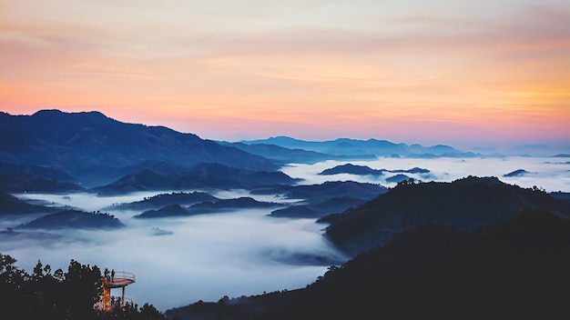 Betong Yala Tailândia 2020 Talay Mok Aiyoeweng ponto de vista de neblina skywalk há turistas visitados mar de neblina pela manhã