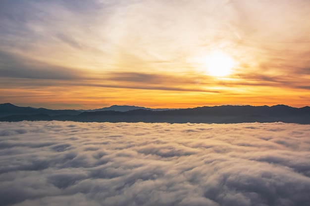 Betong Yala Tailândia 2020 Talay Mok Aiyoeweng ponto de vista de neblina skywalk há turistas visitados mar de neblina pela manhã