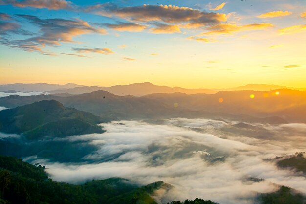 Betong Yala Thailand 2020 Talay Mok Aiyoeweng Skywalk Nebel Aussichtspunkt Es gibt morgens ein von Touristen besuchtes Nebelmeer