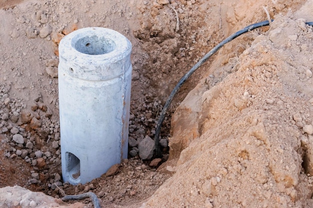 Betonglas zur Montage eines Beleuchtungsmastes Ein elektrisches Kabel im Boden zu einem Beleuchtungsmast