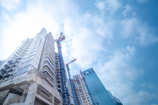 Betonhochhausbaustelle mit blauem Himmel