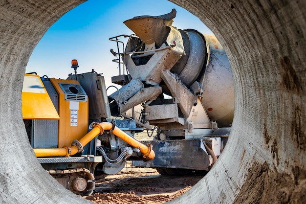 Foto betonmischer-lkw liefert beton an die pumpe zum gießen von pfählen betonpumpe auf der baustelle nahaufnahme der betonlieferung