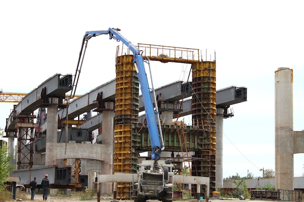 Betonpumpen-LKW in der Nähe der Brückenbaustelle