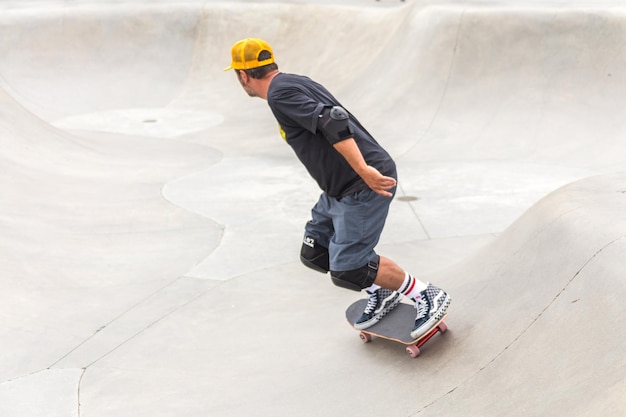 Betonrampen und Palmen im beliebten Venice Beach Skateboard Park in Los Angeles, Kalifornien