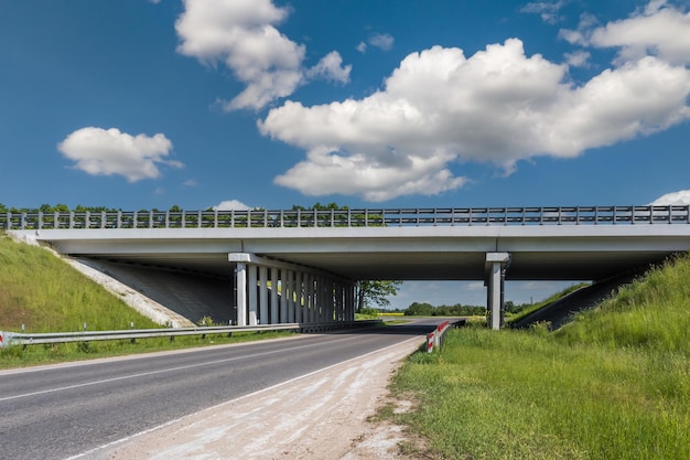 Betonsäulen wie Säulen einer Autobrücke