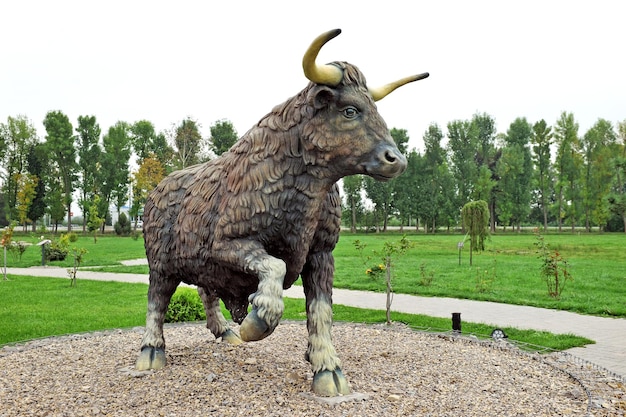 Foto betonstatue eines buschbulls im landhistorischen park der ukraine