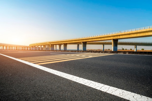 Betonstraße des China-Viadukts im Freien