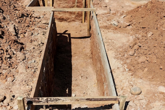 Betonstreifenfundament aus Holzschalung für ein Häuschen.