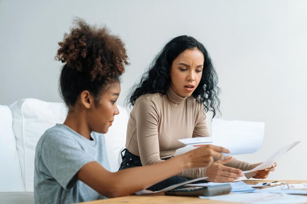 Foto betonte afroamerikanische frauen haben finanzielle probleme mit kreditkartenschulden zu bezahlen entscheidende show konzept von schlechtem persönlichen geld und hypothekenzahlung managementkrise