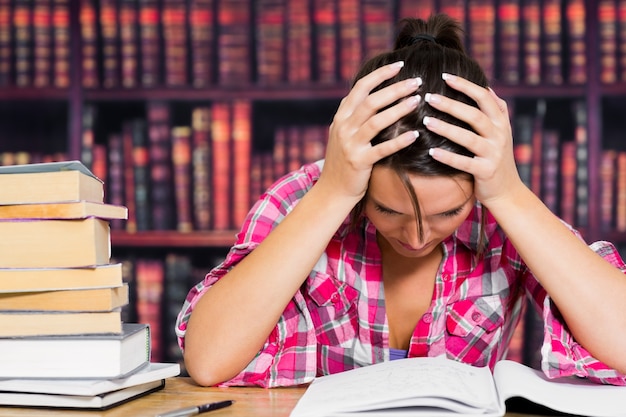 Foto betonter student in der bibliothek