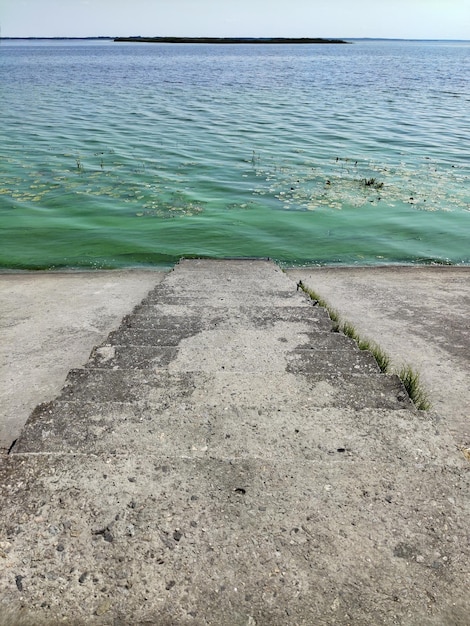 Betontreppe zum Fluss perspektivisch