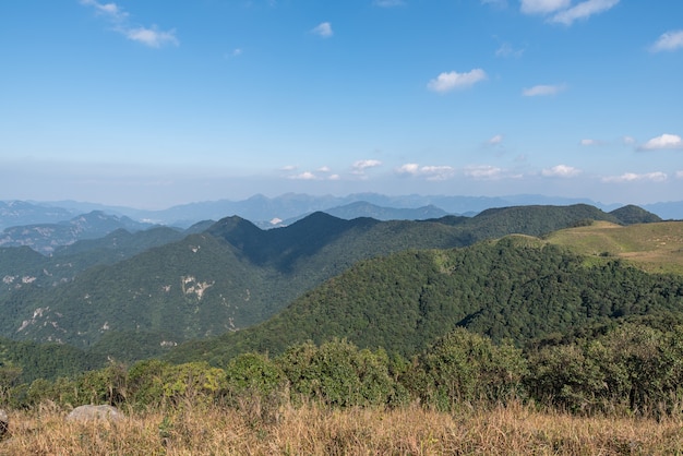 Betrachten Sie die grünen Berge in der Ferne von der Plateauwiese