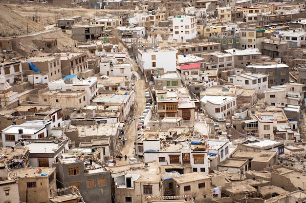 Betrachten Sie die Landschaft und das Stadtbild des Dorfes Leh Ladakh mit den Ruinen von Gebäuden und dem Markt vom Aussichtspunkt des Leh Stok Palace während der Wintersaison in Jammu und Kaschmir Indien