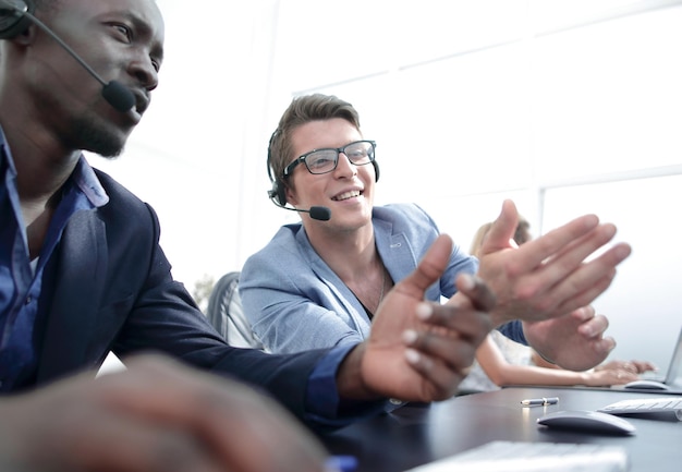 Foto betreiber des callcenters besprechen betriebliche probleme foto mit kopierbereich